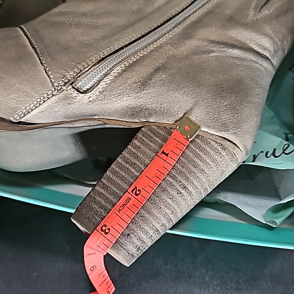 👢 Boots - Picture 3 of 4